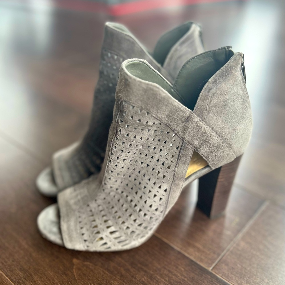 VINCE CAMUTO CRANITA GREY SUEDE PEEP TOE BOOTIES SIZE 7M